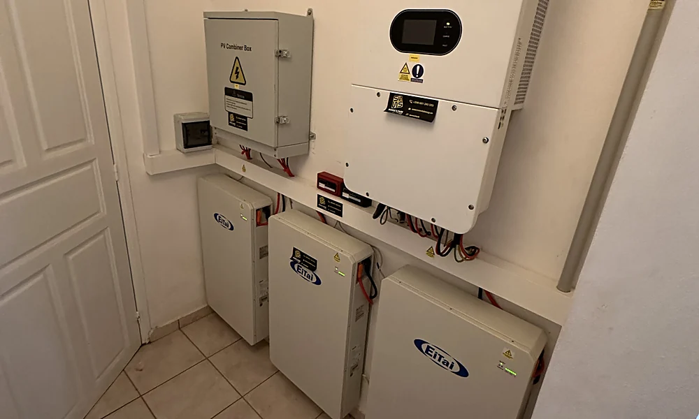Onduleur hybride et batteries de stockage, l'équipement qui alimente la maison pendant une coupure