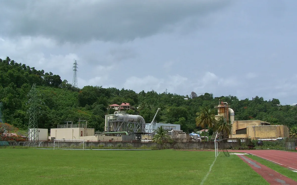 Vue générale de la centrale géothermique de Bouillante, en Guadeloupe