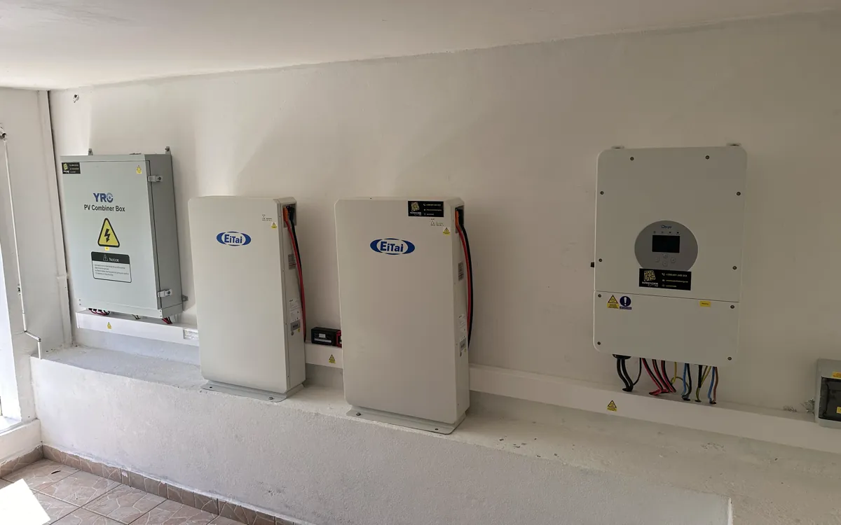 Onduleur mural et deux batteries de stockage installés à l'abri dans un local, en Guadeloupe
