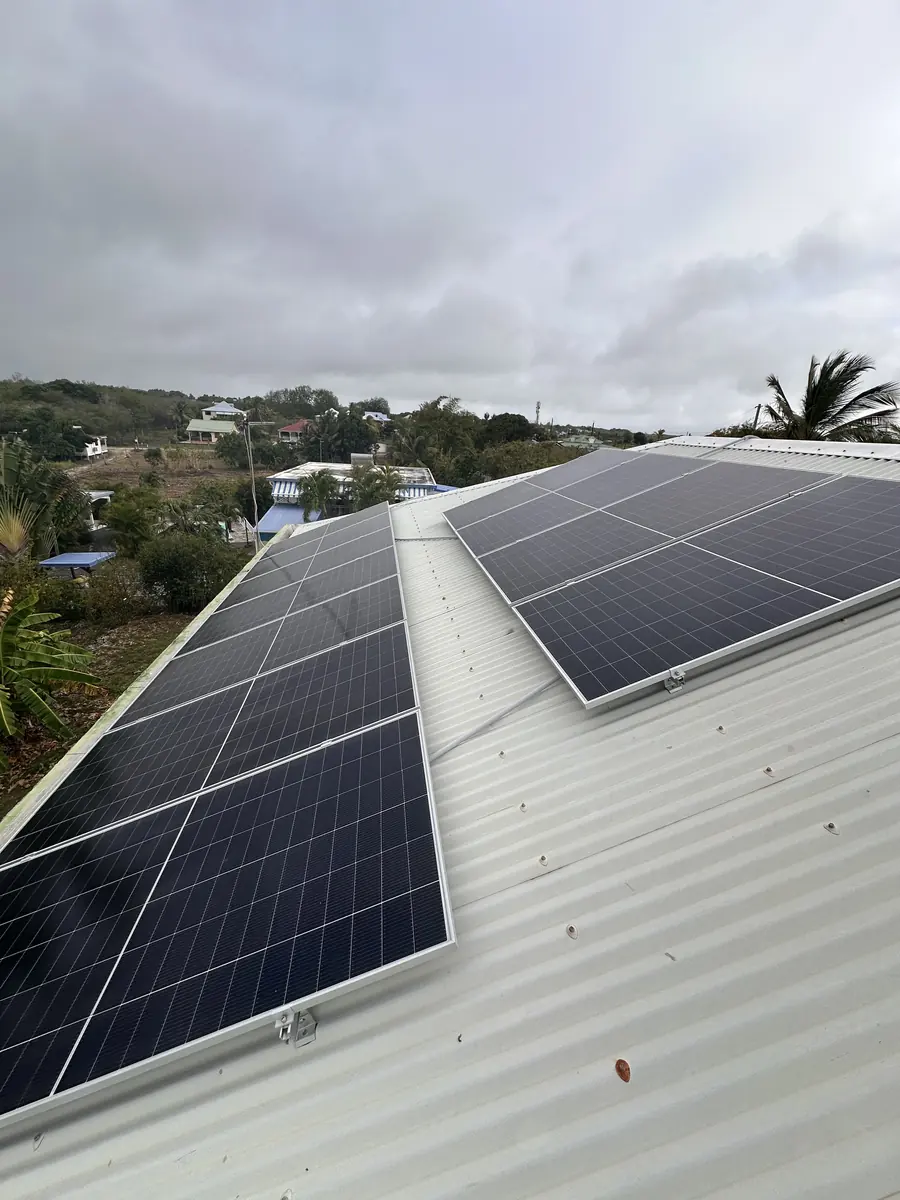Installation solaire Anse-Bertrand Guadeloupe 15 kWc — panneaux solaires en toiture face au jardin