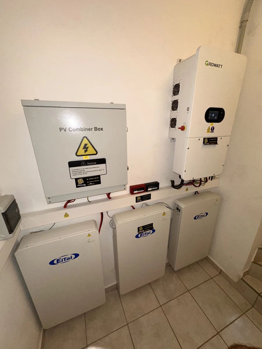 Installation solaire Anse-Bertrand Guadeloupe 15 kWc — batteries de stockage et coffret PV