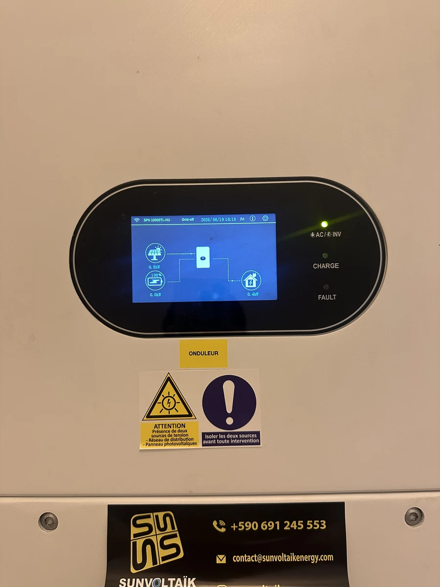 Installation solaire Anse-Bertrand Guadeloupe 15 kWc — onduleur et signalétique de sécurité