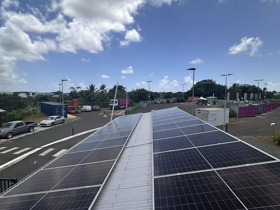 Installation solaire Baie-Mahault Guadeloupe 15 kWc — panneaux solaires sur toiture bac acier, vue d'ensemble
