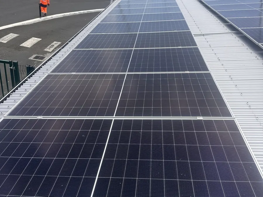 Installation solaire Baie-Mahault Guadeloupe 15 kWc — rangée de panneaux photovoltaïques en toiture