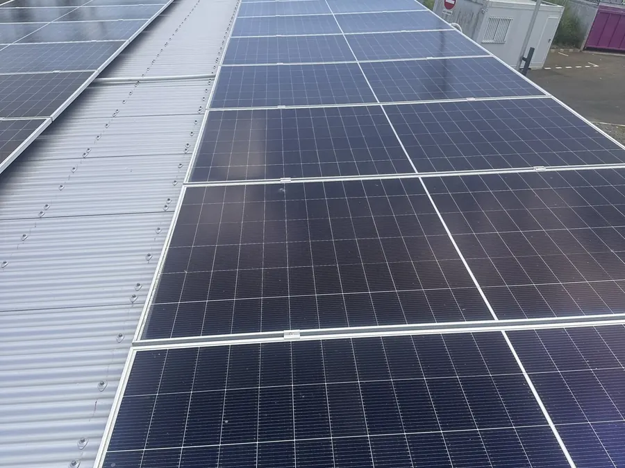 Installation solaire Baie-Mahault Guadeloupe 15 kWc — panneaux solaires alignés sur la toiture