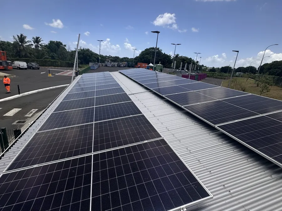 Installation solaire Baie-Mahault Guadeloupe 15 kWc — panneaux photovoltaïques vus depuis le faîtage