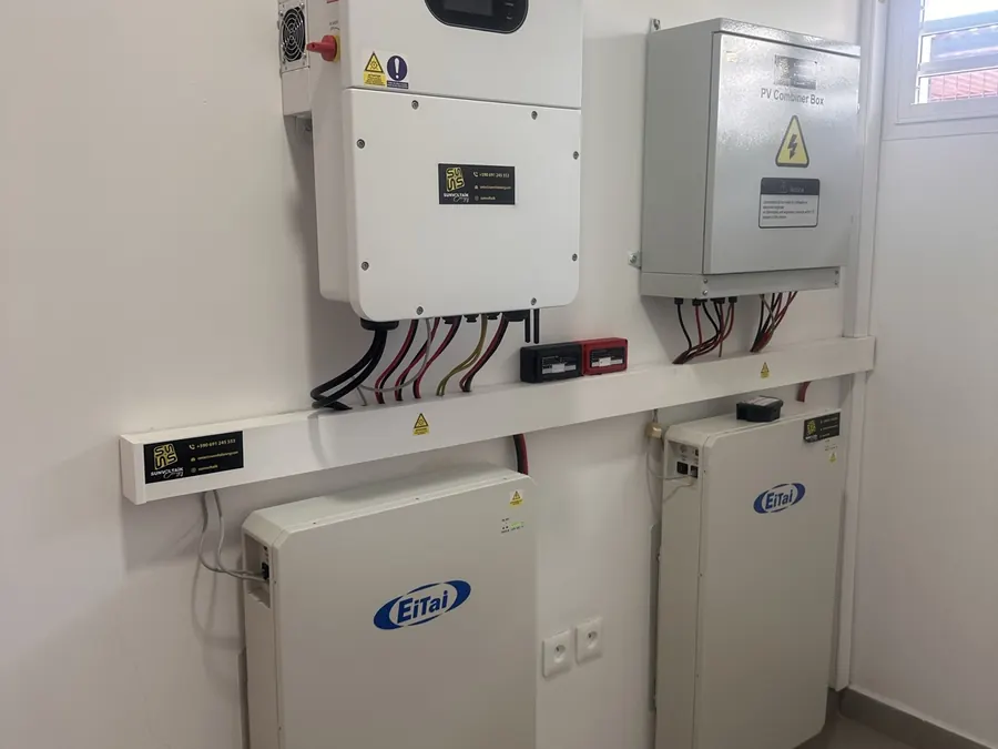 Installation solaire Baie-Mahault Guadeloupe 15 kWc — local technique : onduleurs et batteries de stockage