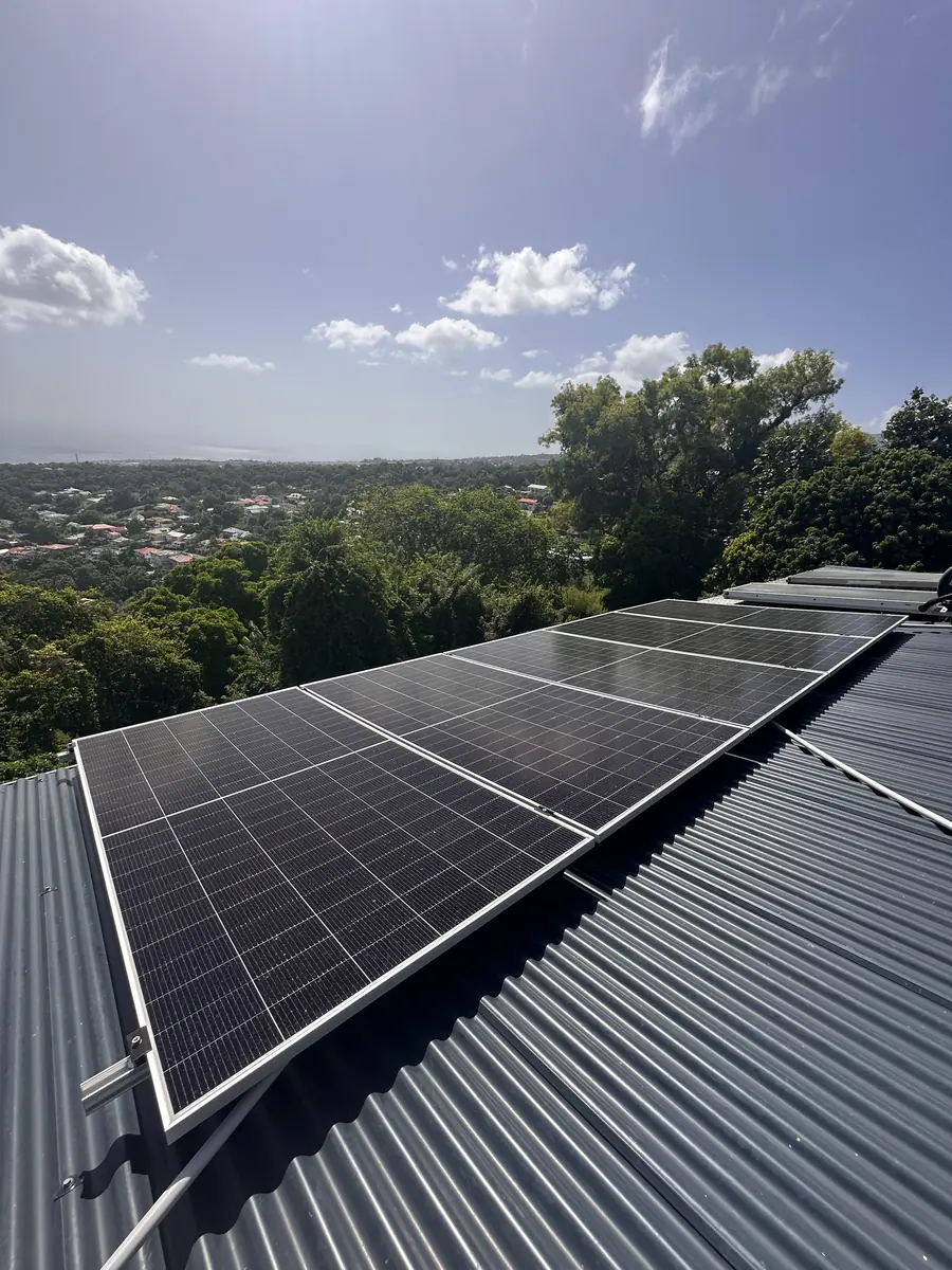 Installation solaire Gourbeyre Guadeloupe 12 kWc — panneaux photovoltaïques en toiture avec vue sur les hauteurs