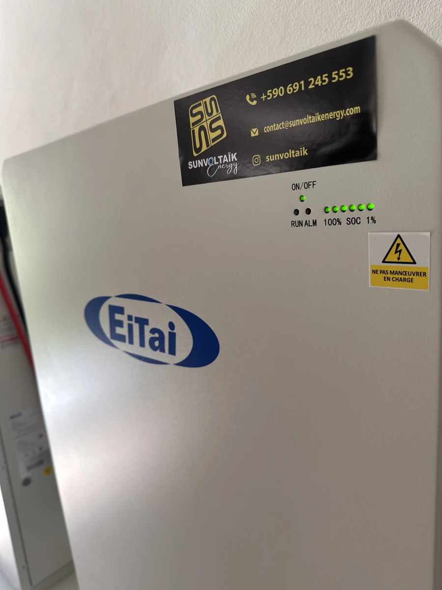 Installation solaire Gourbeyre Guadeloupe 12 kWc — local technique : onduleur et coffret