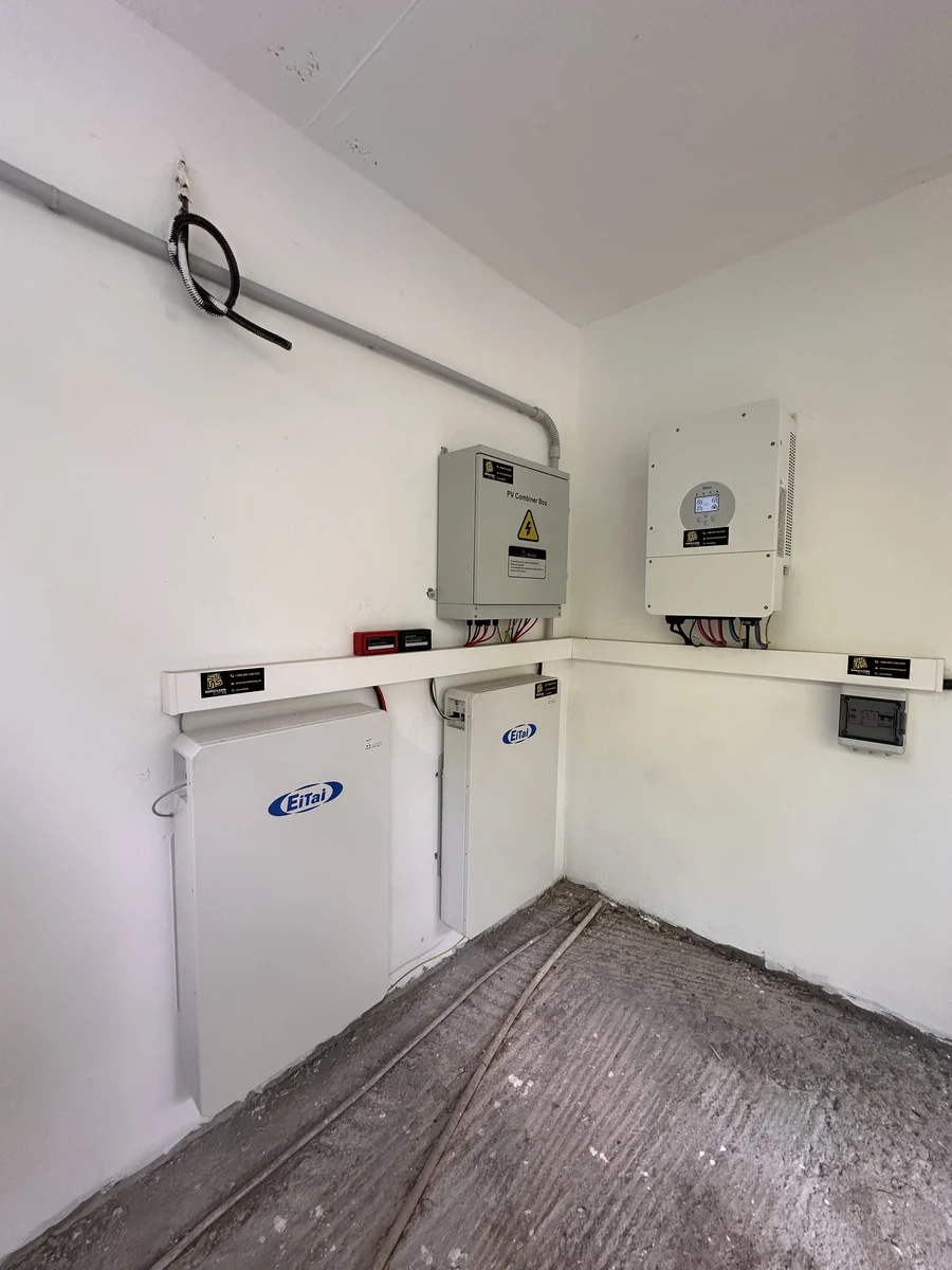 Installation solaire Le Moule Guadeloupe 12 kWc — vue d'ensemble de la toiture équipée