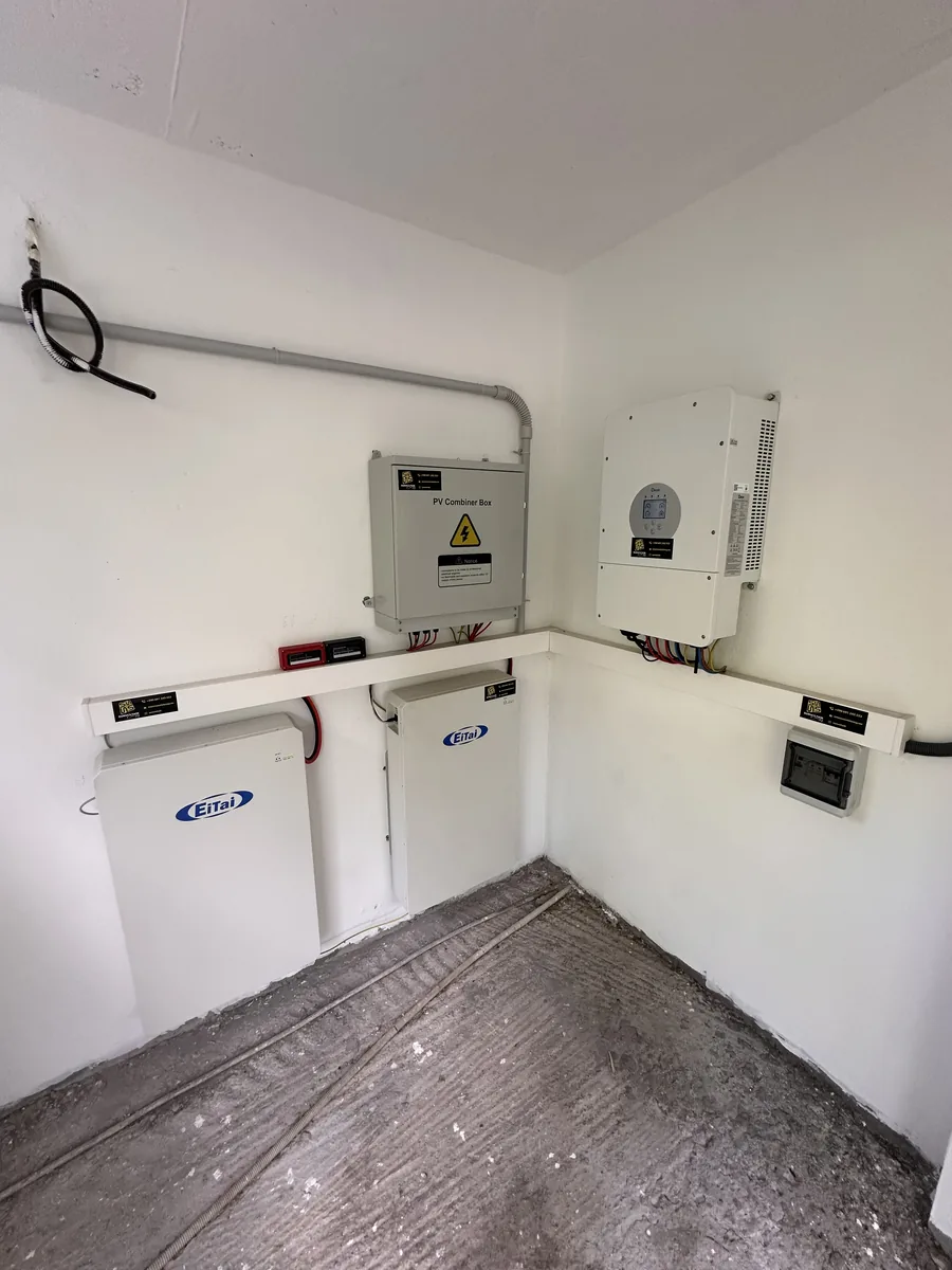 Installation solaire Le Moule Guadeloupe 12 kWc — détail de la pose des panneaux