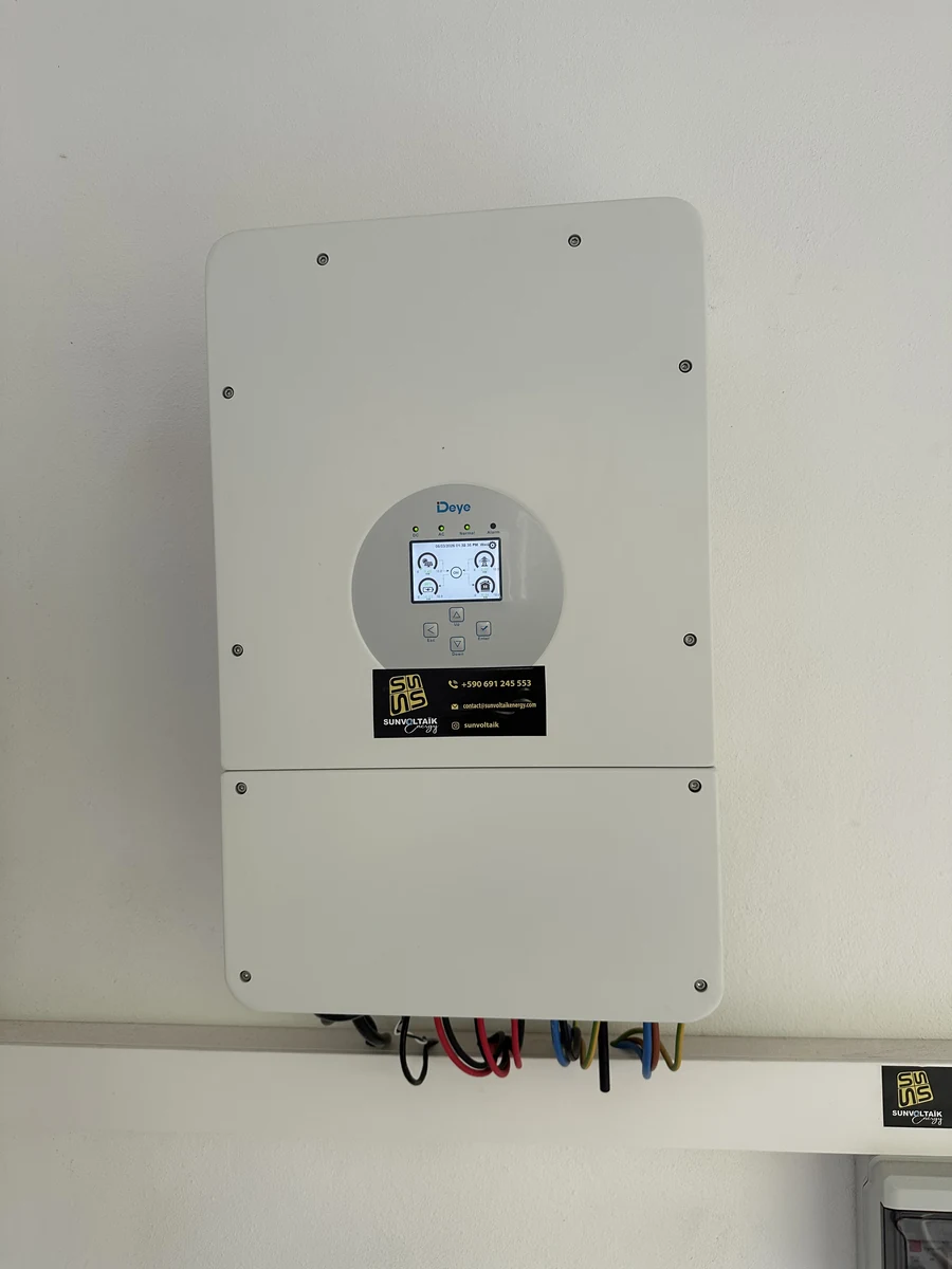 Installation solaire Le Moule Guadeloupe 12 kWc — rangées de panneaux photovoltaïques