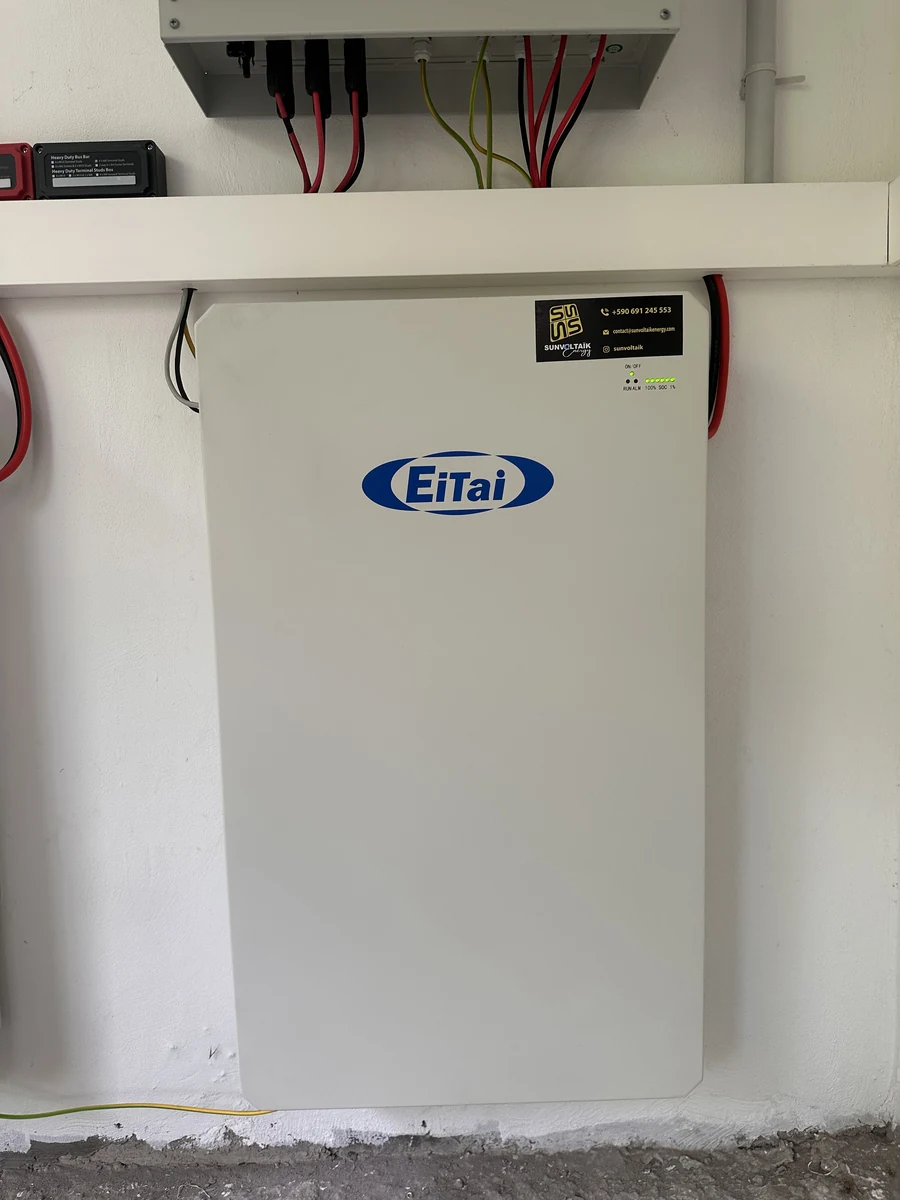 Installation solaire Le Moule Guadeloupe 12 kWc — local technique et onduleur