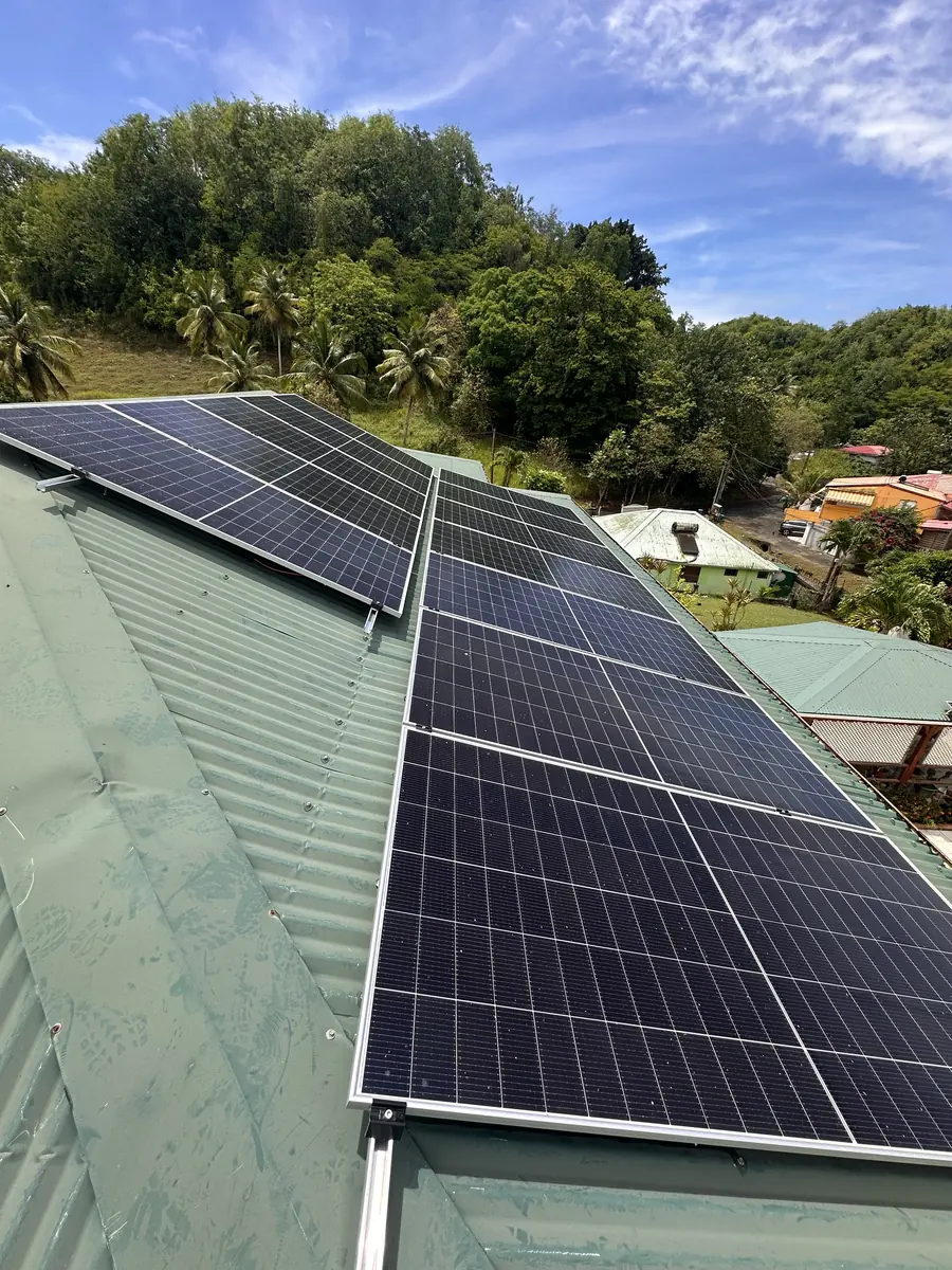 Installation solaire Les Abymes Guadeloupe 9 kWc — panneaux solaires en toiture bac acier