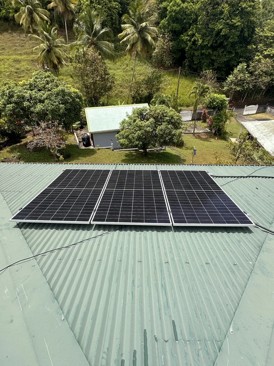 Installation solaire Les Abymes Guadeloupe 9 kWc — panneaux photovoltaïques vus du dessus