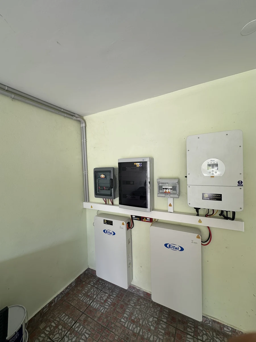Installation solaire Les Abymes Guadeloupe 9 kWc — local technique : onduleur et batteries de stockage