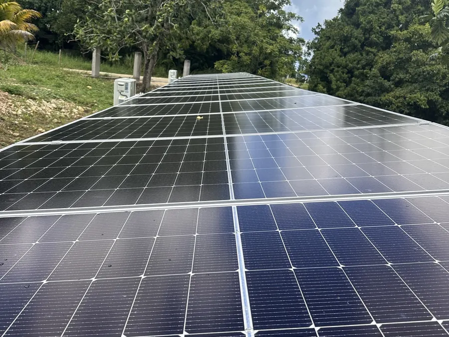 Installation solaire Morne-à-l'Eau Guadeloupe 15 kWc — panneaux solaires en toiture bac acier, vue d'ensemble
