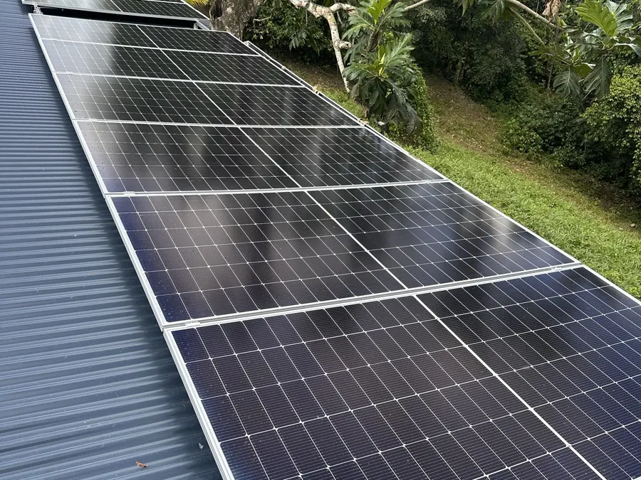 Installation solaire Morne-à-l'Eau Guadeloupe 15 kWc — panneaux solaires sur toiture bac acier