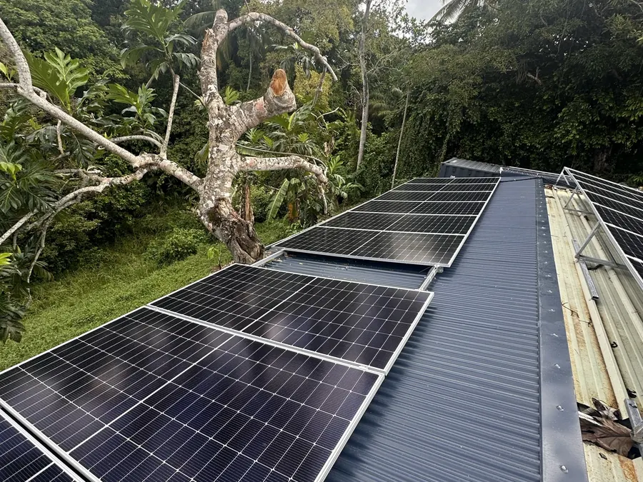 Installation solaire Morne-à-l'Eau Guadeloupe 15 kWc — panneaux photovoltaïques en bord de toiture