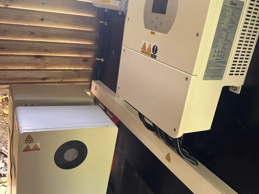 Installation solaire Morne-à-l'Eau Guadeloupe 15 kWc — local technique : onduleur et batterie de stockage