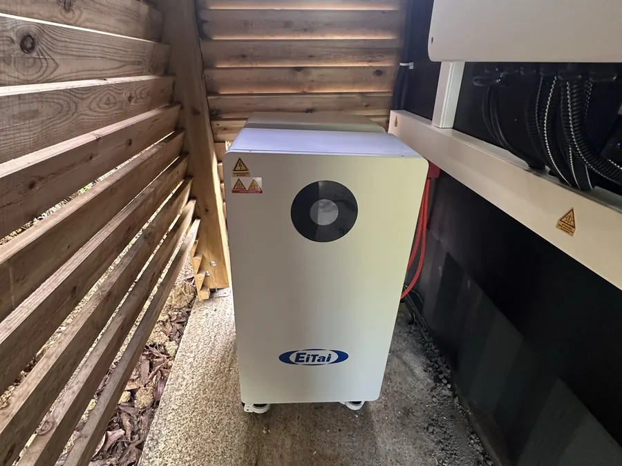 Installation solaire Morne-à-l'Eau Guadeloupe 15 kWc — batterie de stockage EiTai dans le local technique