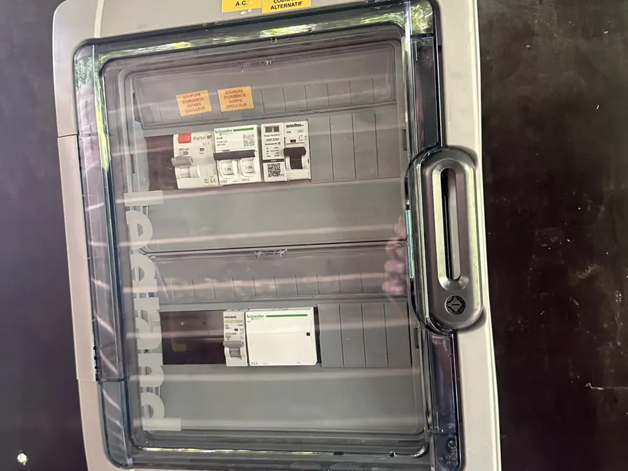 Installation solaire Morne-à-l'Eau Guadeloupe 15 kWc — coffret de protection électrique