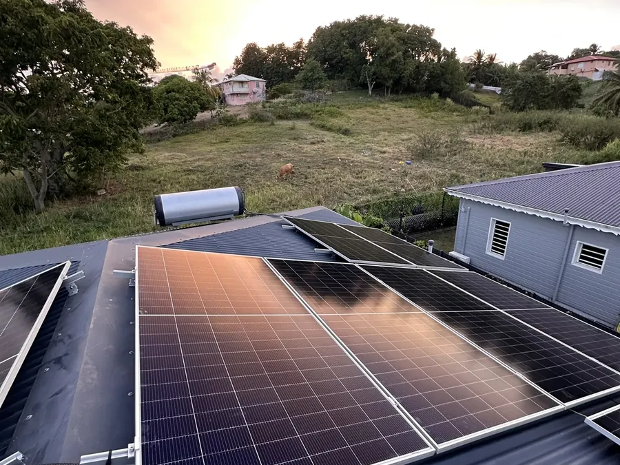 Installation solaire Petit-Bourg Guadeloupe 12 kWc — panneaux photovoltaïques sur toiture bac acier