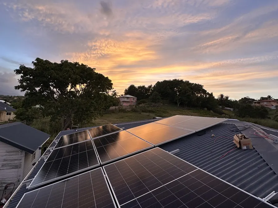 Installation solaire Petit-Bourg Guadeloupe 12 kWc — panneaux solaires en toiture face à la campagne