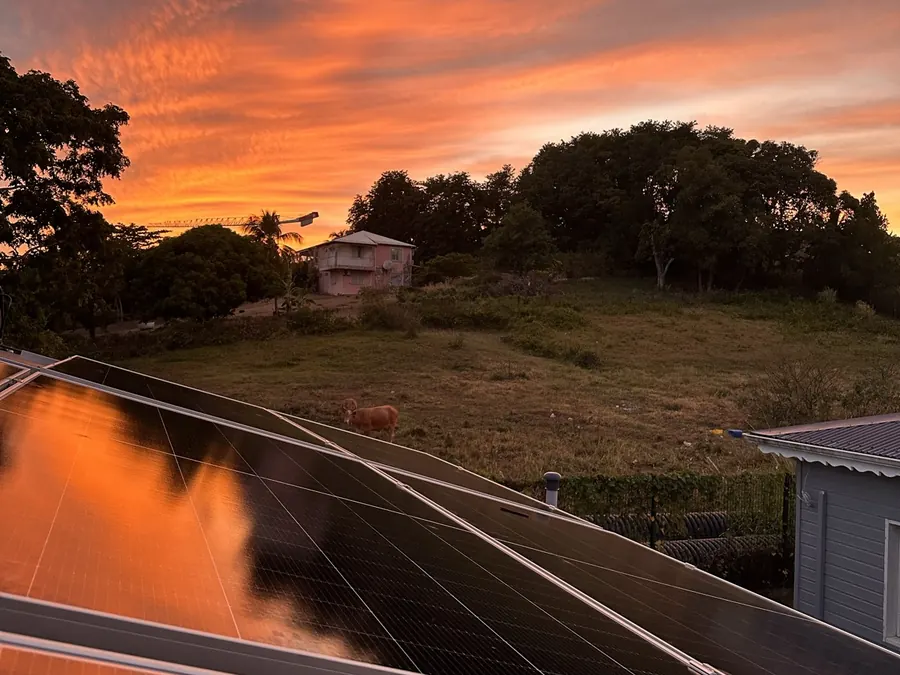 Installation solaire Petit-Bourg Guadeloupe 12 kWc — reflets du coucher de soleil sur les panneaux