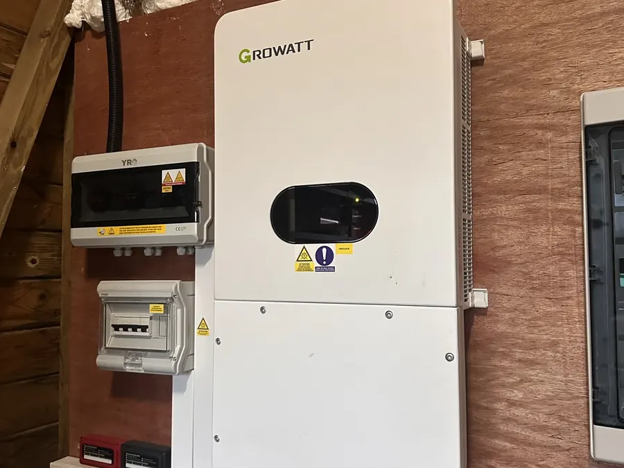 Installation solaire Petit-Bourg Guadeloupe 12 kWc — onduleur Growatt et coffrets de protection