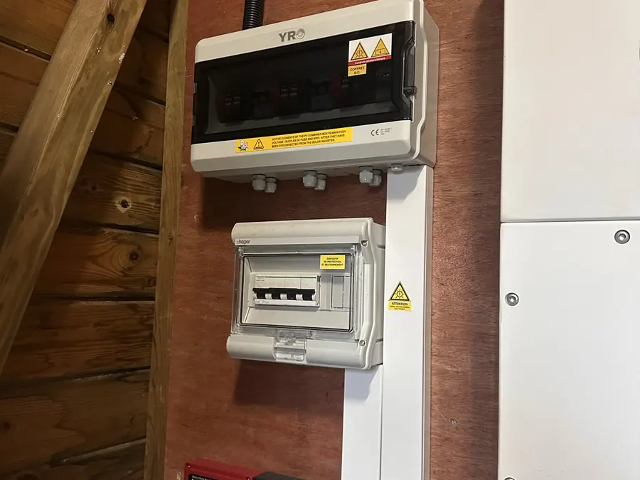 Installation solaire Petit-Bourg Guadeloupe 12 kWc — coffrets de protection AC et DC