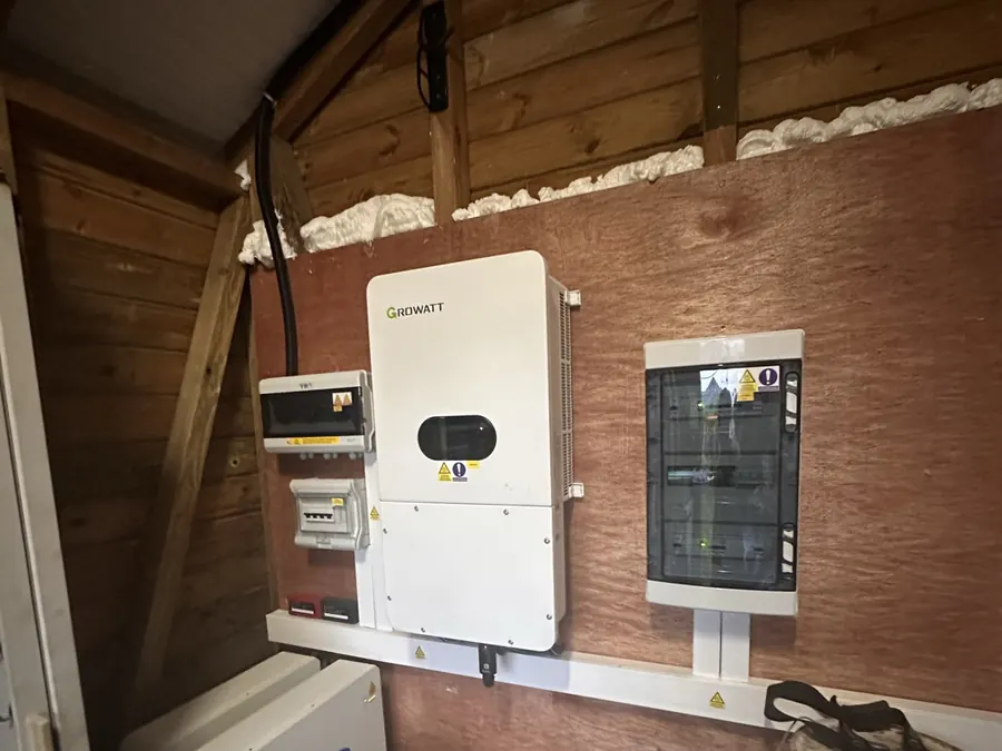 Installation solaire Petit-Bourg Guadeloupe 12 kWc — local technique : onduleur, coffrets et batterie