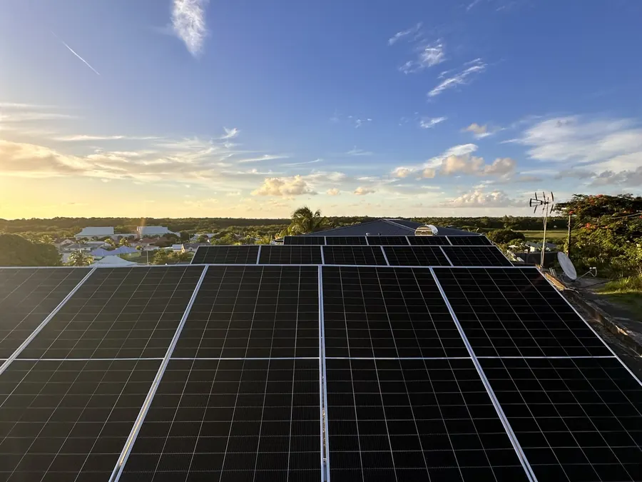 Installation solaire Port-Louis Guadeloupe 9 kWc — panneaux solaires sur toit-terrasse