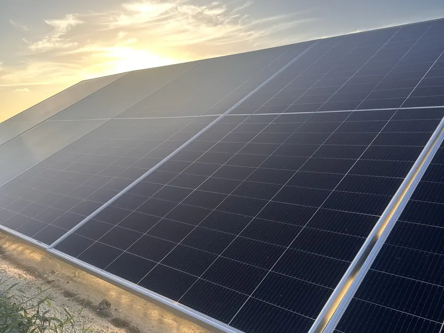 Installation solaire Port-Louis Guadeloupe 9 kWc — panneaux photovoltaïques au soleil couchant