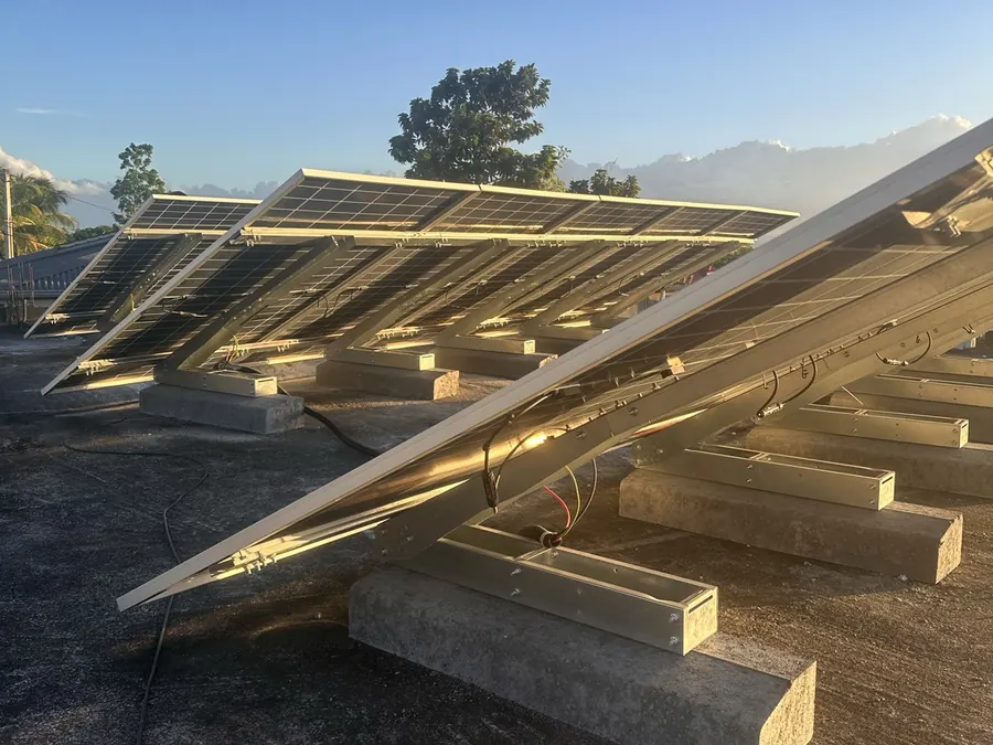 Installation solaire Port-Louis Guadeloupe 9 kWc — structure lestée des panneaux sur toit-terrasse