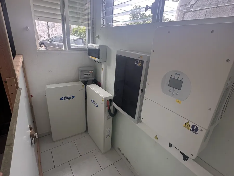 Installation solaire Port-Louis Guadeloupe 9 kWc — local technique : onduleur et batteries de stockage