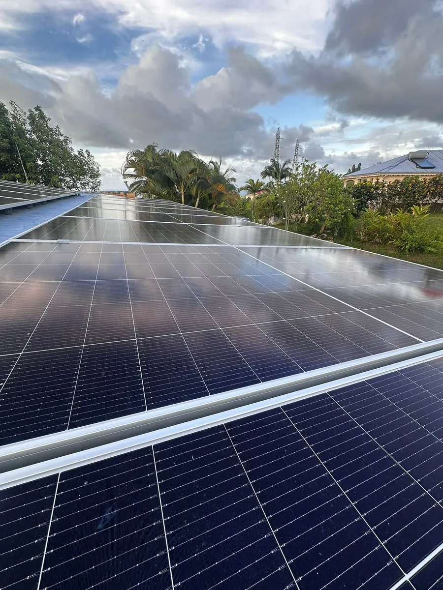 Équipe Sun Voltaïk Energy chantier Baie-Mahault Guadeloupe